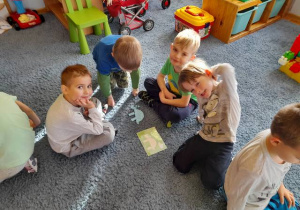 Dzieci prezentuje ułożonego wg wzoru dinozaura.